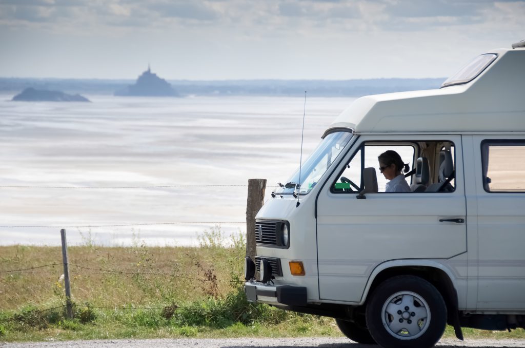 Van garé devant le Mont Saint Michel