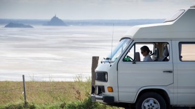 Van garé devant le Mont Saint Michel
