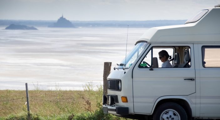 Van garé devant le Mont Saint Michel