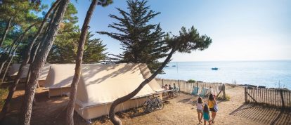 Tente près de la plage au bord du lac à Huttopia Village