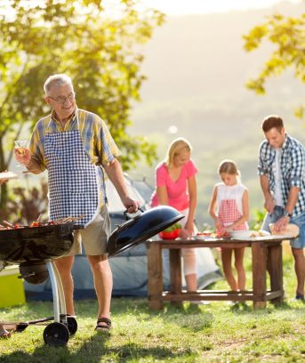 Family barbecue at campsite | Barbecue en famille au camping, une idée vacances pas chères