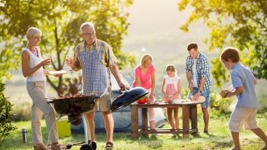 Family barbecue at campsite | Barbecue en famille au camping, une idée vacances pas chères