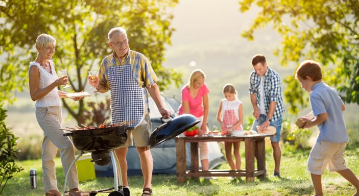 Family barbecue at campsite | Barbecue en famille au camping, une idée vacances pas chères