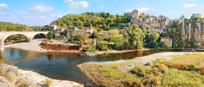 Village d' Ardèche près de la rivière , France