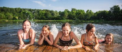 Enfants jouant dans le lac - camping en France