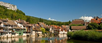 Canoë-kayak sur la rivière à Ornans, Doubs, Bourgogne-Franche-Comté