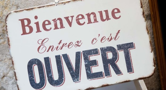 A French sign indicating that campsites are open