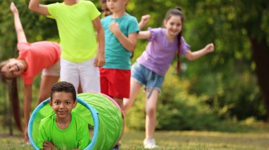 Des enfants font des activités nature dans un camping