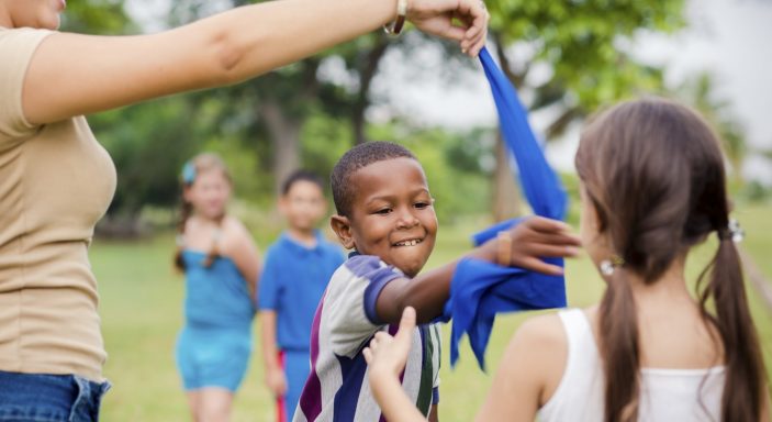 Des enfants font un jeu dans un camping