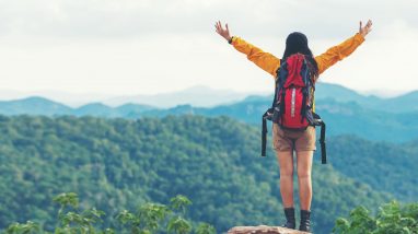 Une randonneuse profite de vacances en pleine nature