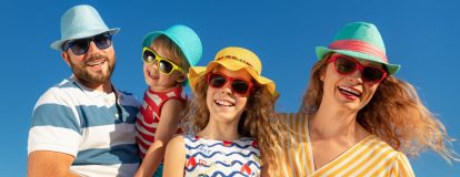 Une famille heureuse en vacances