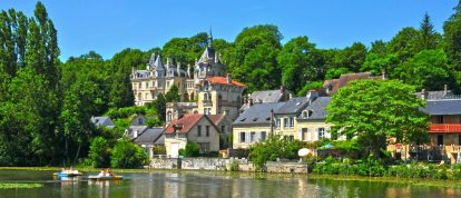 Château de Pierrefonds on the river in Pierrefondsx, Oise, Picardy, France - Campsites in Picardy