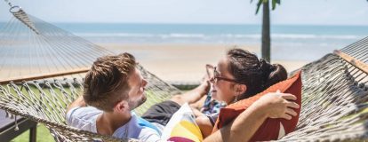 Couple se relaxant sur la plage en toute tranquilité grâce à leur assurance annulation camping