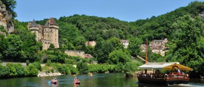 Canoës et bateaux sur la rivière à La Roque Gageac en Dordogne