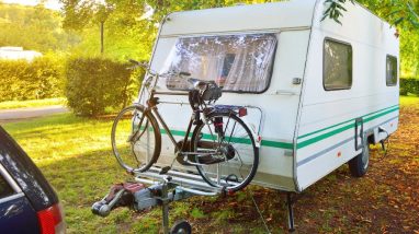Une caravane dans un camping