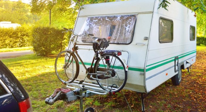 Une caravane dans un camping