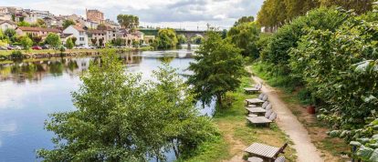 Chaises longues au bord de la Vienne à Limoges, Limousin, Nouvelle Aquitaine, France - Campings dans le Limousin