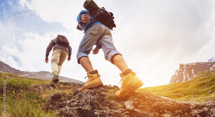 Deux individus en train d'effectuer l'une des meilleures randonnées en France