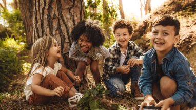 Groupe d'enfants mignons en pleines activités en forêt