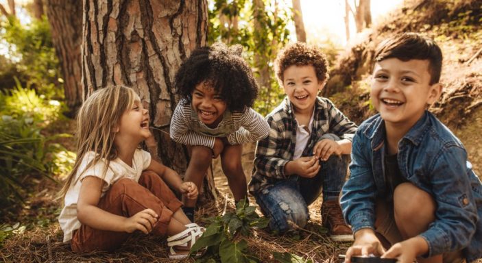 Groupe d'enfants mignons en pleines activités en forêt