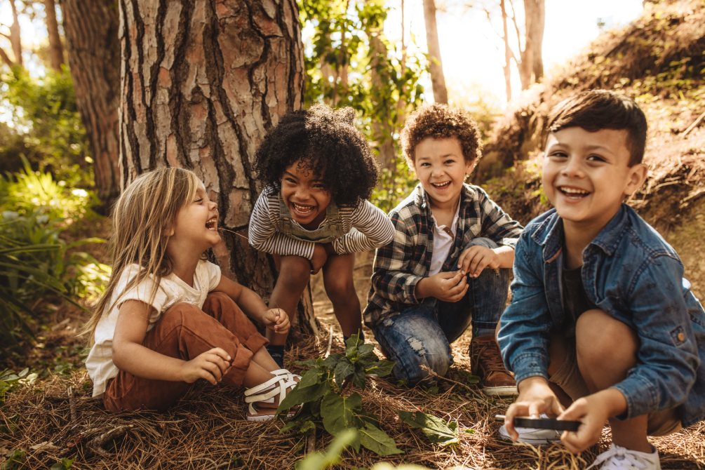 Groupe d'enfants mignons jouant dans la forêt