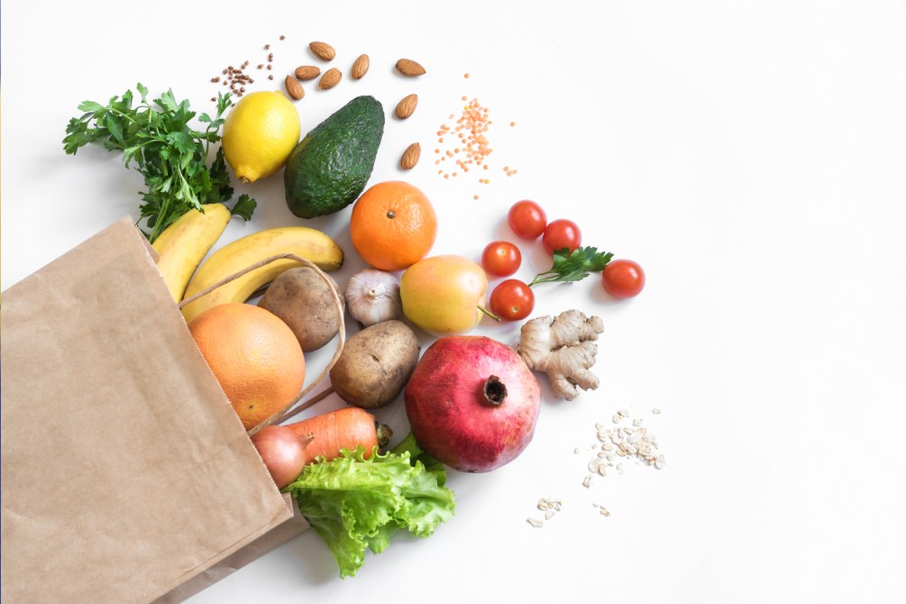 Sac en papier contenant des fruits et légumes