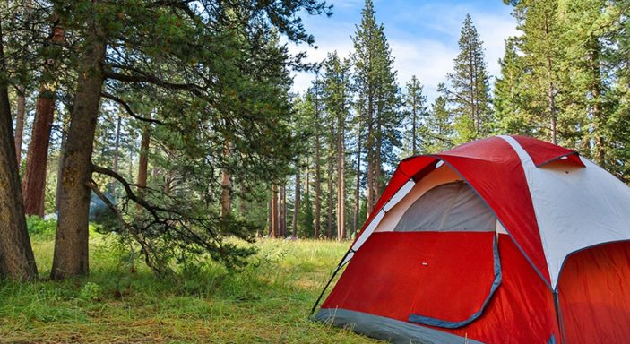 Une tente rouge installée dans la nature