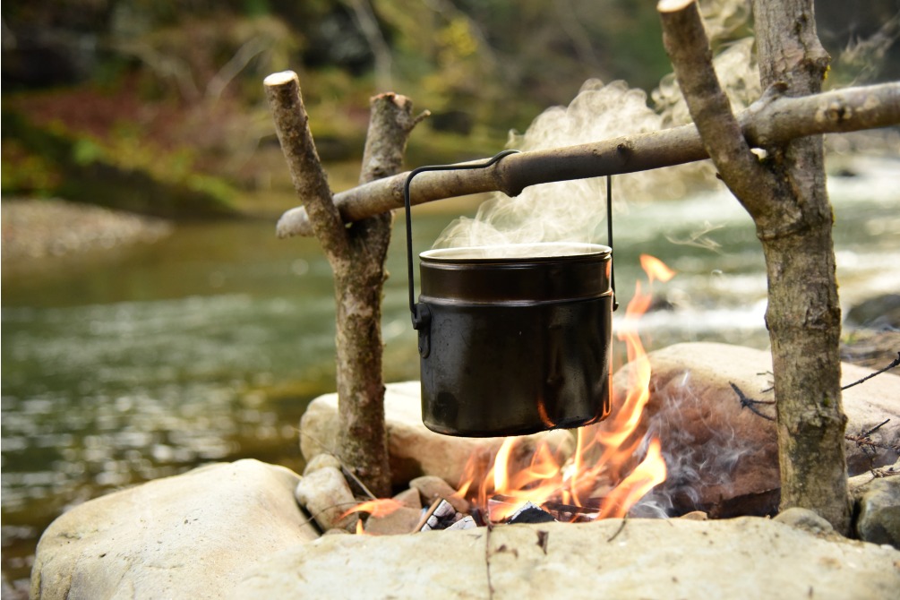 Cuisine au dessus d'un feu de camp