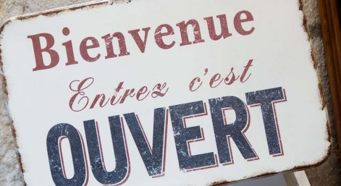 Affiche qui rappelle que les campings sont ouverts