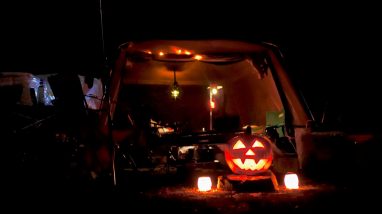 Citrouilles décorées pour fêter Halloween au camping