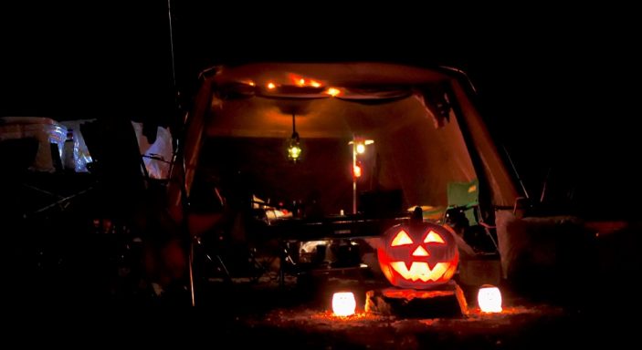 Citrouilles décorées pour fêter Halloween au camping