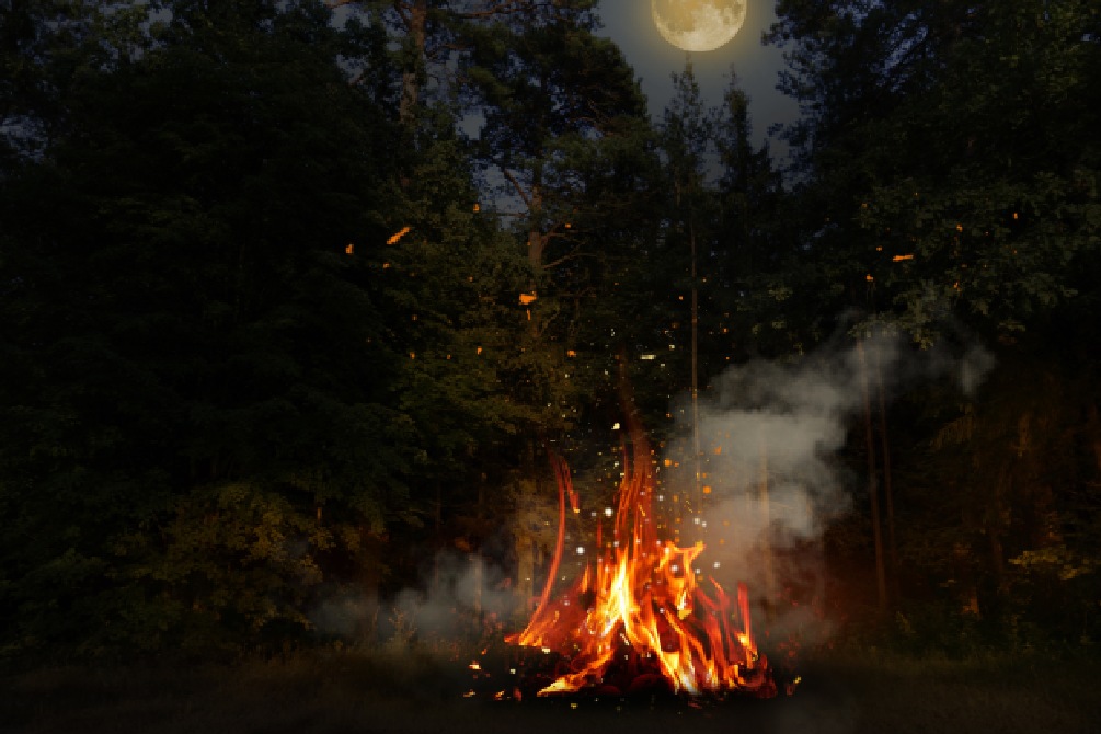 Un feu est allumé pour fêter Halloween au camping