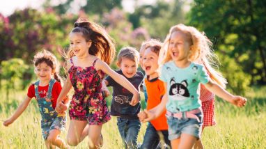 Des enfants s'amusent dans un camping