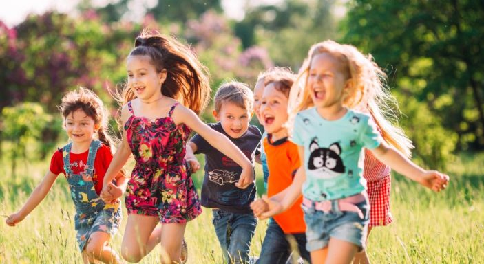 Des enfants s'amusent dans un camping