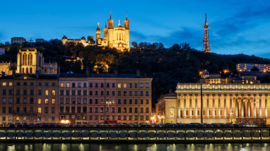 Vue de nuit sur la rivière Saone jusqu'à la cathédrale de Fourvière dans la ville de Lyon.