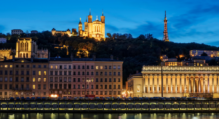 Vue de nuit sur la rivière Saone jusqu'à la cathédrale de Fourvière dans la ville de Lyon.