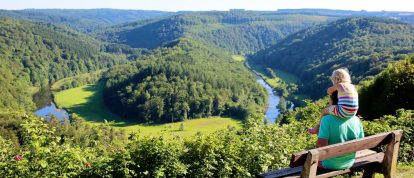 Fiume e foresta in Vallonia, Ardenne, Belgio - Campeggi in Belgio