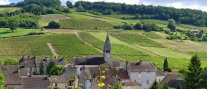 Traditionelles Dorf in den Weinbergen des Burgund, Bourgogne Franche-Comté, Frankreich - Campingplätze im Burgund