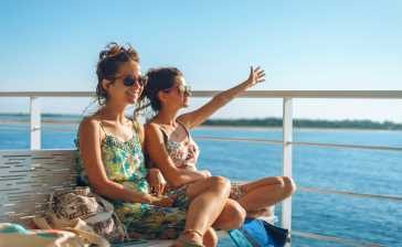 Des amis sur un ferry en vacances - Campsited Voyage de ferry