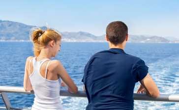 Famille voyageant sur un ferry pour des vacances en camping - Billets de ferry Campsited