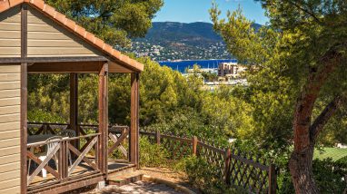 Mobile home in a Riviera campsite - mobil-home dans un camping de la Côte d'Azur