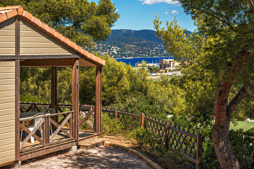 Mobile home in a Riviera campsite - mobil-home dans un camping de la Côte d'Azur