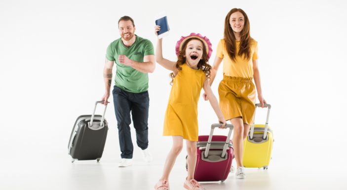 Parents et fille avec valises