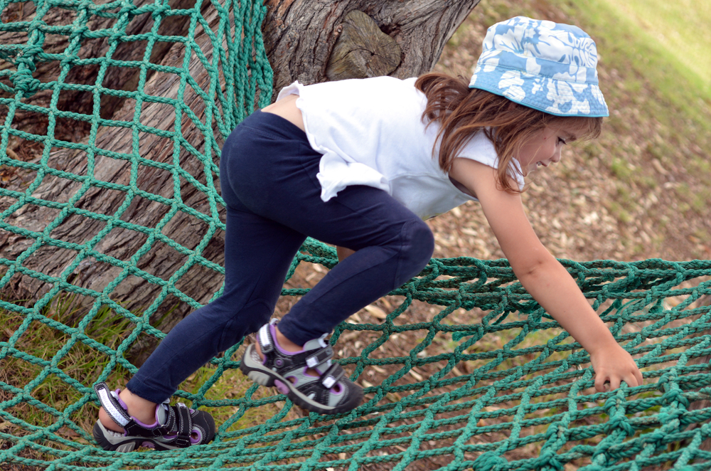 Girl doing an adventure circuit at a campsite - Fille sur un parcours aventure