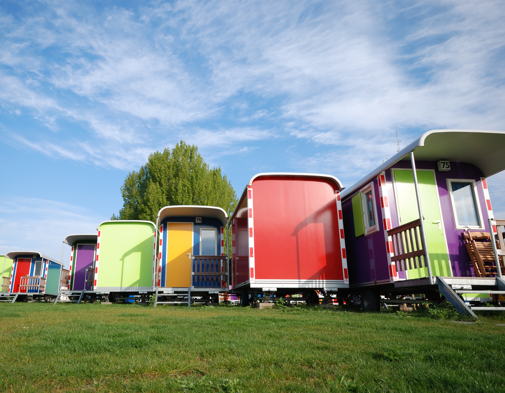 Coloured old fashioned caravans - Caravanes à l'ancienne