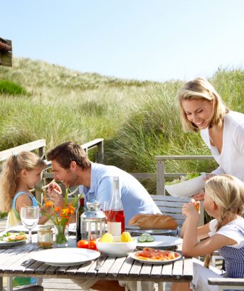 Déjeuner en famille à l'extérieur