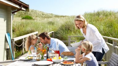 Déjeuner en famille à l'extérieur