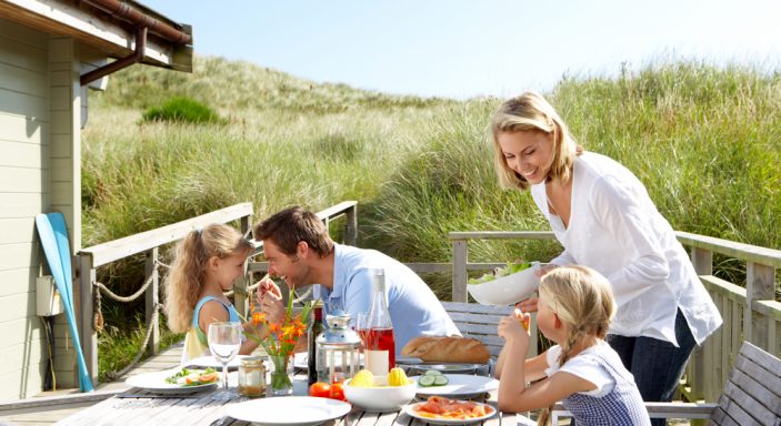 Déjeuner en famille à l'extérieur