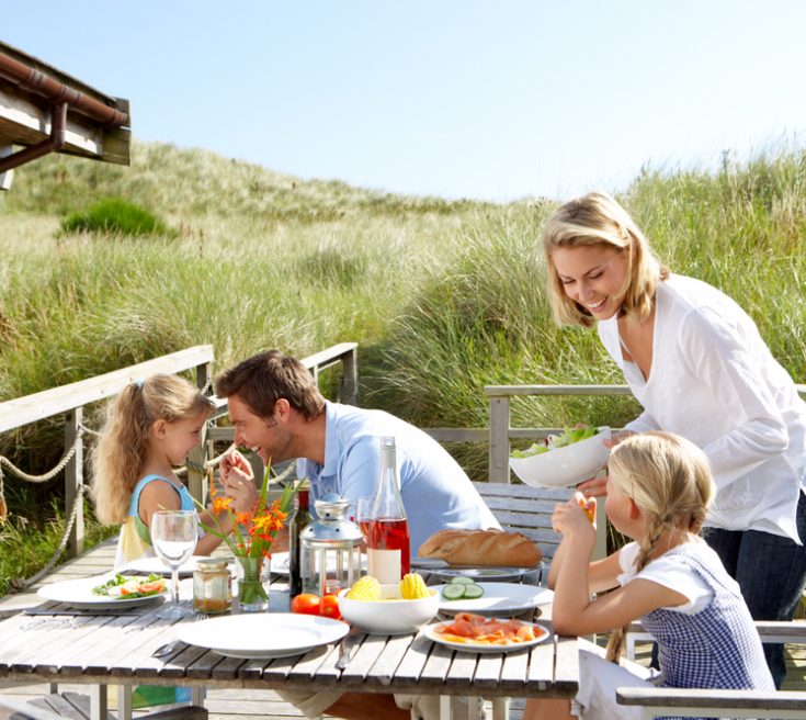 Déjeuner en famille à l'extérieur