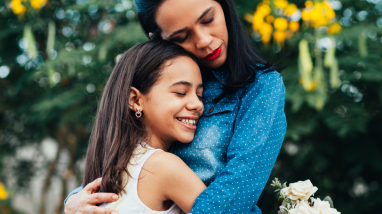 Calin entre une mère avec sa fille pour la fête des mères 2022